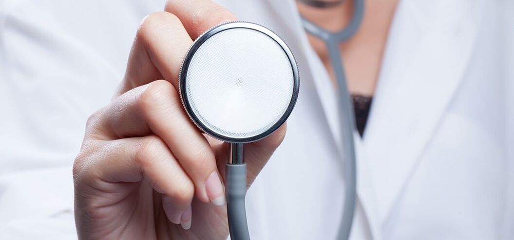 Un medic cu stetoscop