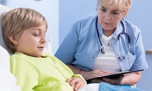 Doctor și copil în spital