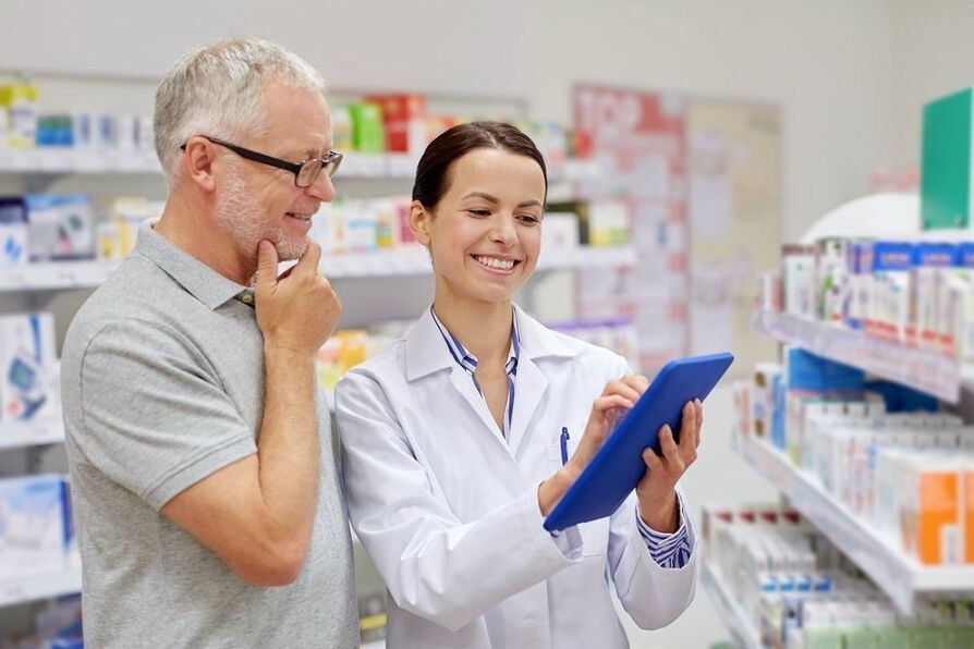 Medicul prescrie un medicament pentru paraziți unui bărbat